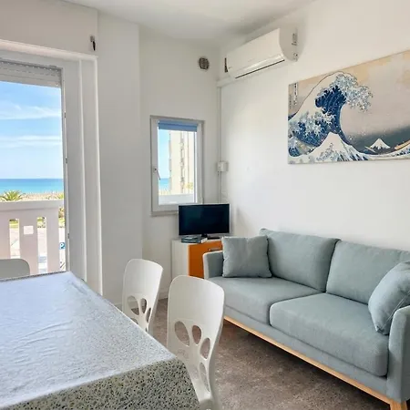 Giulio's - Beachfront شقة
